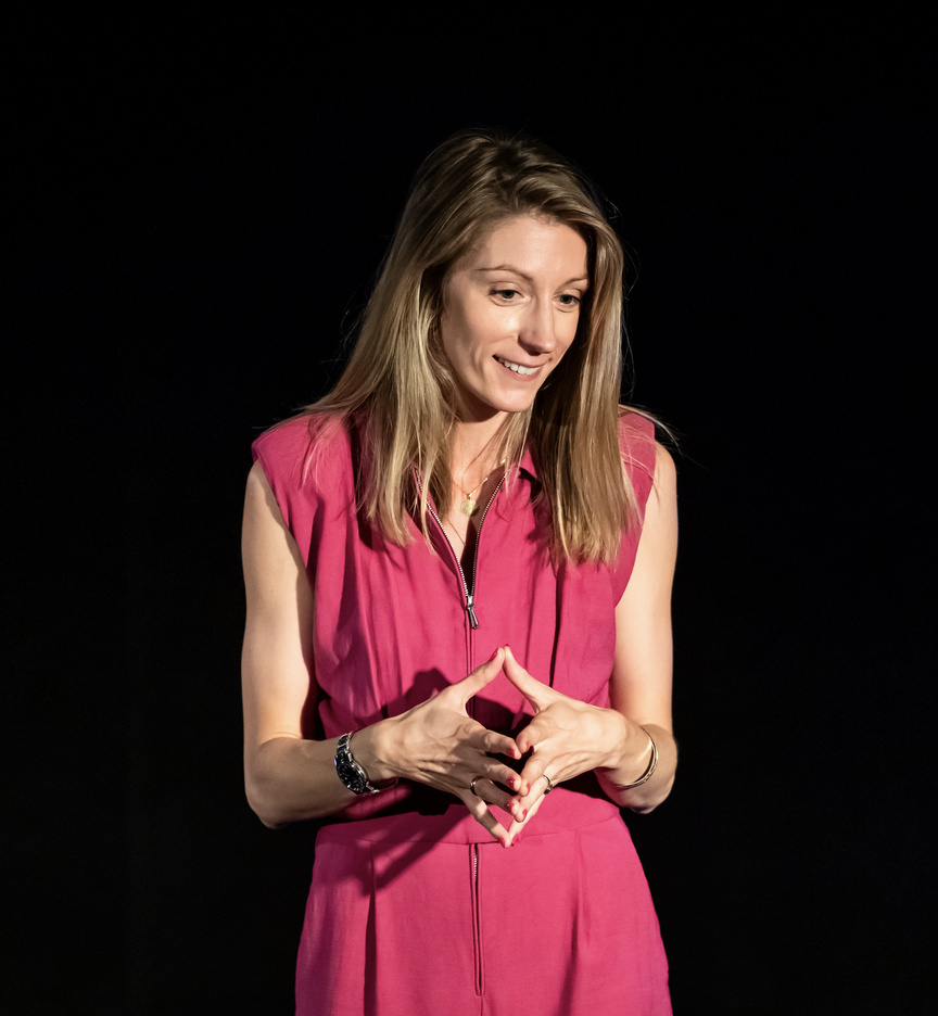 Laura Lange dans ses oeuvres ou plutôt ses fables... Laura Lange dans ses oeuvres ou plutôt ses fables...