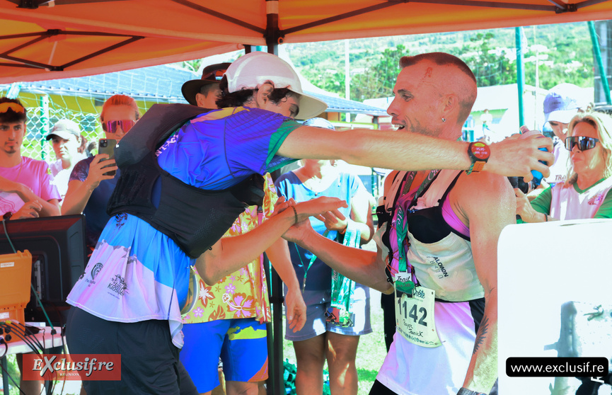 Jeannick Boyer, champion de La Réunion et son dauphin Louan Petit sont tombés dans les bras l'un de l'autre à leur arrivée au Trail de la Crête. Une belle image de l'amitié à travers le sport...