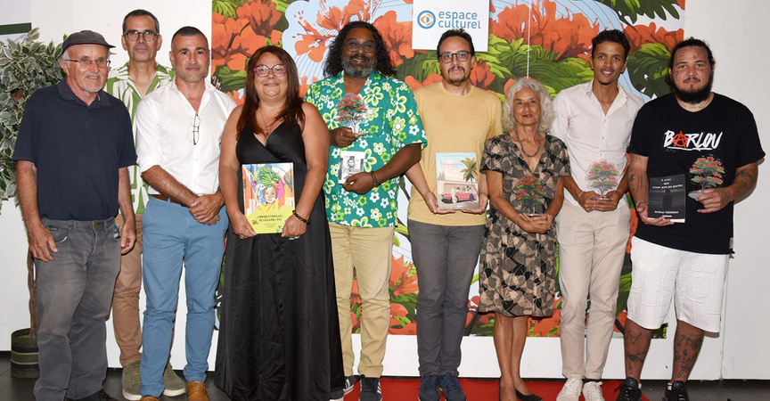 Les lauréat.e.s avec Bruno Bustos Les lauréat.e.s avec Bruno Bustos