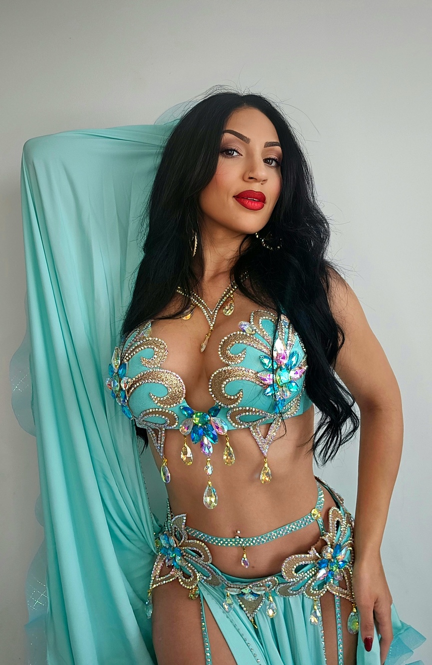 Marie Shokkos, belle, talentueuse, et déterminée à transmettre son art... Marie Shokkos, belle, talentueuse, et déterminée à transmettre son art...