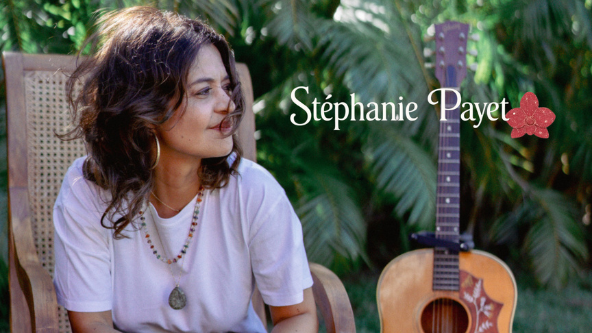 Pour sa carrière de chanteuse, Stéphanie a gardé son nom de jeune fille Pour sa carrière de chanteuse, Stéphanie a gardé son nom de jeune fille