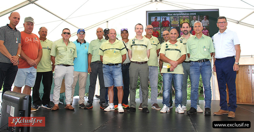 La photo de famille avec les médaillés présents La photo de famille avec les médaillés présents
