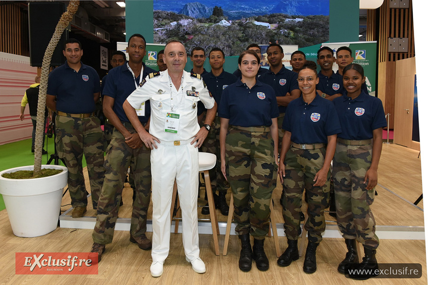 Détachement du RSMA-R et leur capitaine.