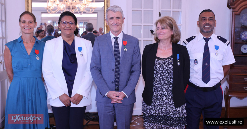 Patrice Latron, Préfet de La Réunion, entouré des 4 récipiendaires: Violaine Dulau, Karine Madou-Ledenon, Frédérique Stein, et Faïze Lokhat