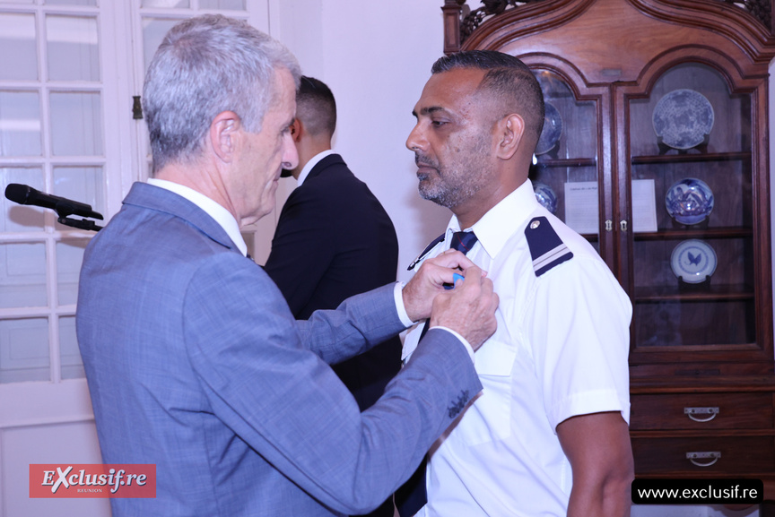 Faïze Lokhat, contrôleur des douanes à la cellule de renseignement et de pilotage des contrôles, a reçu la médaille de chevalier Ordre National du Mérite