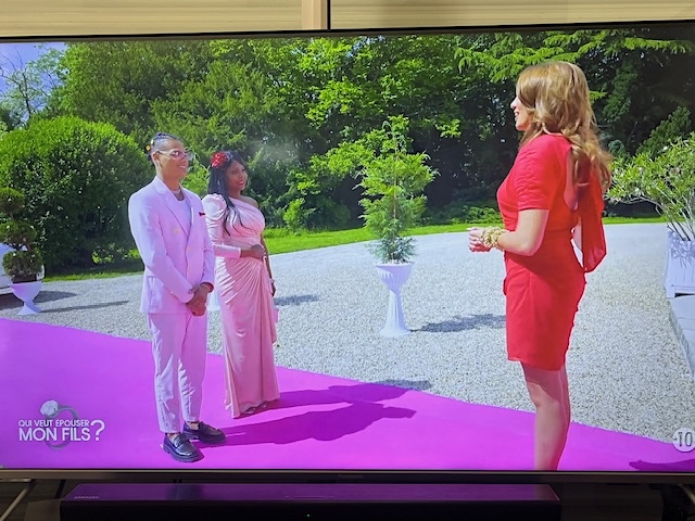 Le duo accueilli par Delphine à leur arrivée à la villa