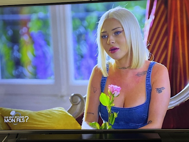 Et une deuxième prétendante blonde...