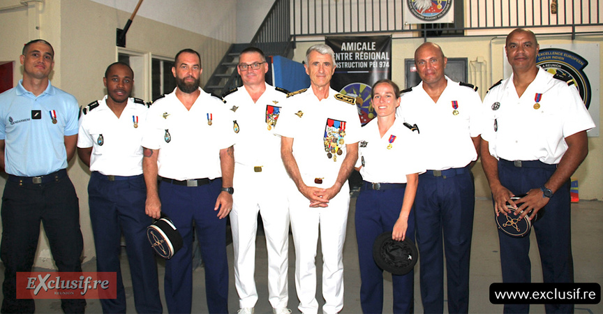 Le préfet Patrice Latron et le général Frédéric Labrunye, entourés des médaillés Le préfet Patrice Latron et le général Frédéric Labrunye, entourés des médaillés