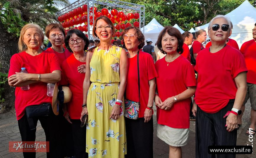 Sandrine Aho-Nienne, adjointe au maire de Saint-Pierre, avec à ses côtés plusieurs bénévoles de l'Association Guandi de la ville éponyme