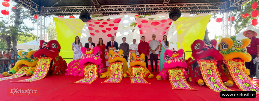 On se souhaite une Bonne Année du Cheval de Feu sur le podium de la fête