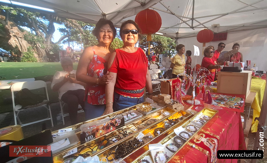 Des souvenirs pleins les vitrines au stand de l'association Guandi