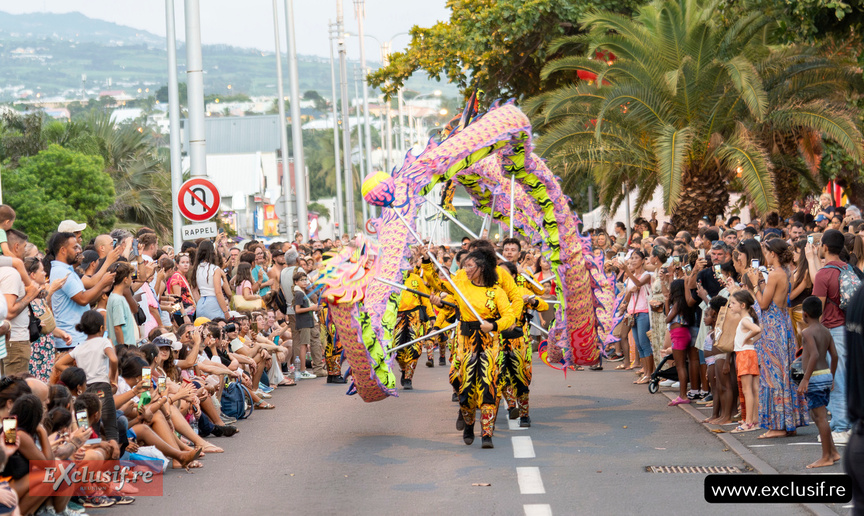 Le défilé sur le Boulevard du Front de Mer en milieu d'après-midi.
