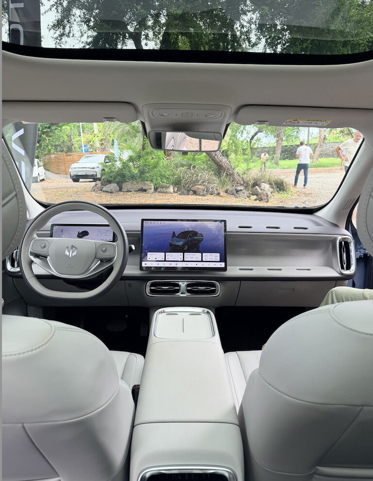 Toit panoramique et belle luminosité intérieure...