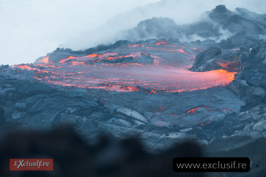 Piton de la Fournaise: images spectaculaires de la coulée vers la mer