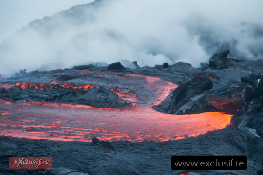 Piton de la Fournaise: images spectaculaires de la coulée vers la mer Piton de la Fournaise: images spectaculaires de la coulée vers la mer
