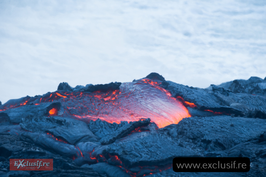 Piton de la Fournaise: images spectaculaires de la coulée vers la mer Piton de la Fournaise: images spectaculaires de la coulée vers la mer