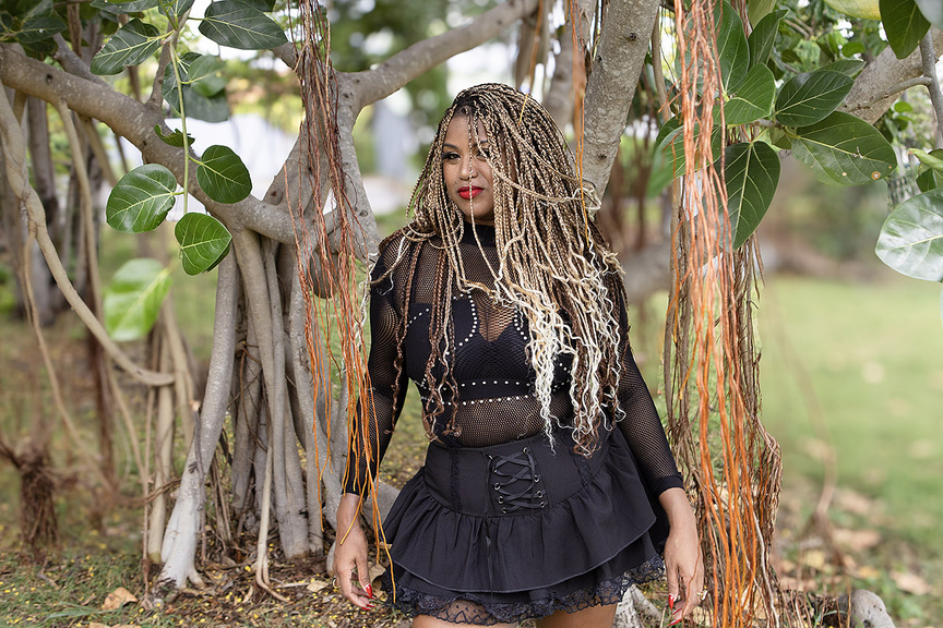 Juliana Pirogue, autrice-compositrice, sort sa première chanson "Zoli Zistoir'" Juliana Pirogue, autrice-compositrice, sort sa première chanson "Zoli Zistoir'"