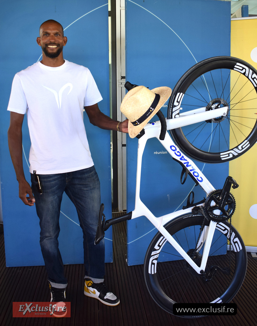 Ludovic Babef et le vélo du champion Tadej Pogačar