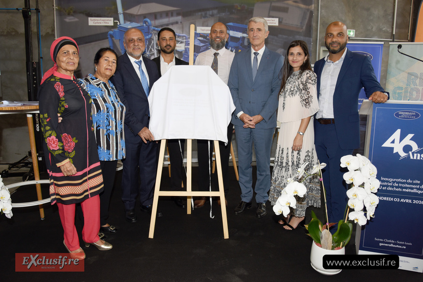 Avant le dévoilement de la plaque d'inauguration, de gauche à droite, madame Ibrahim Gangate (épouse de Ibrahim), Rabia Badat et son époux Hosman, Ismaël Badat, Idriss Gangate, le préfet Patrice Latron, Naïla Badat, et Iskander Badat