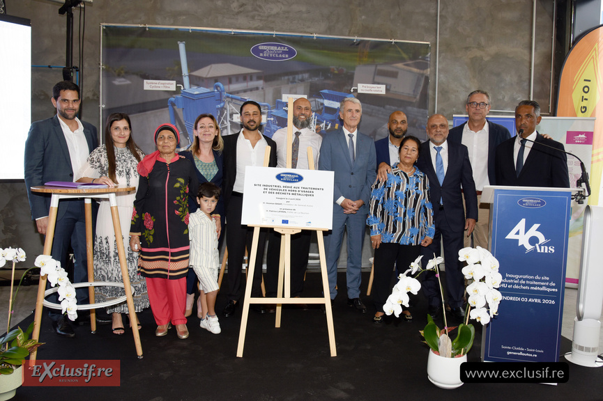 Plaque dévoilée, avec sur la droite, Fabrice Hoarau, conseiller régional, et Jean-Louis Mussard, directeur du site de Saint-Louis