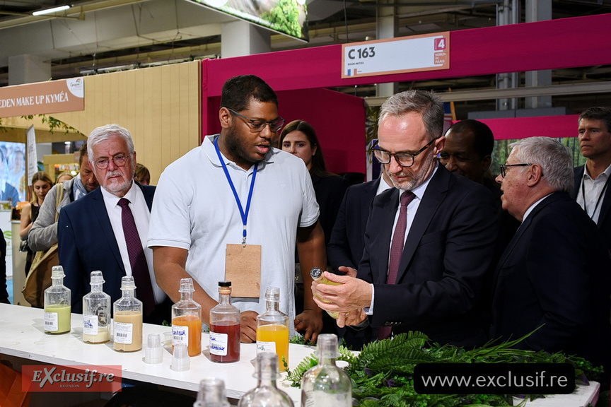 Le nouveau maire de Paris, Emmanuel Grégoire, au stand de Rhum Métiss. Accueilli par Jerry Charlette