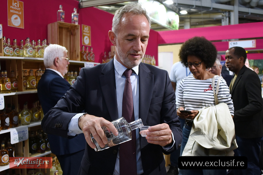 Emmanuel Grégoire au stand de Rhum Métiss. Le maire est aussi parfois démonstrateur et offre à déguster aux visiteurs!