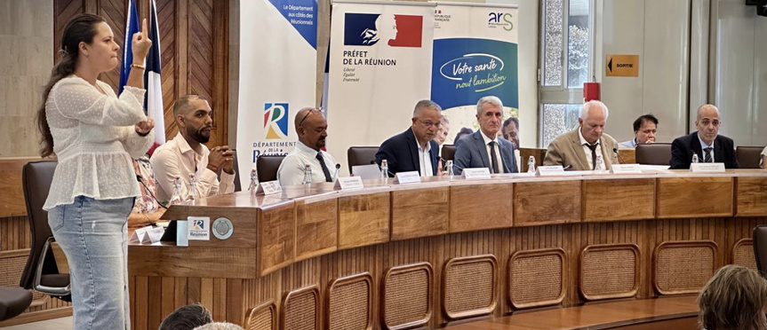 La conférence a eu lieu au Palais de la Source à Saint-Denis