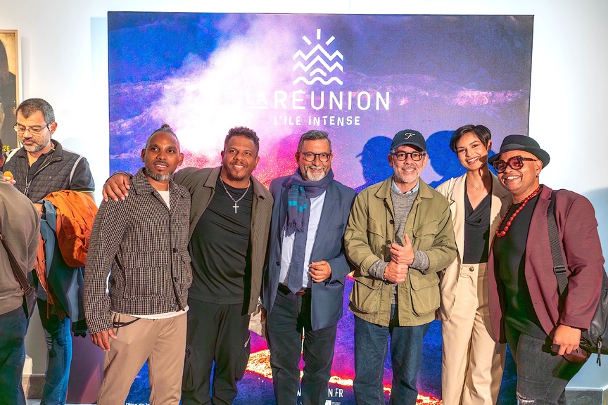 Patrick Lebreton, entouré notamment de Manu Payet, Eve Gilles, Titi le Comik, Maroni,...