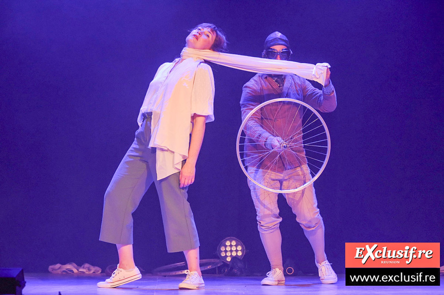 Evocation de l'accident mortel en voiture de la danseuse américaine Isadora Duncan en septembre 2018 et par ailleurs amie de Roland Garos
