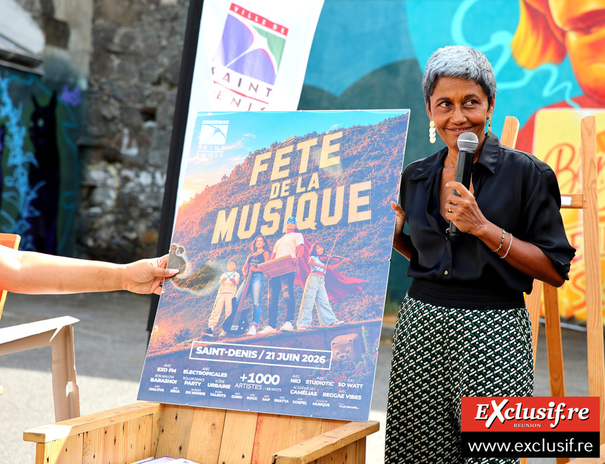 La maire devant l'affiche 2026