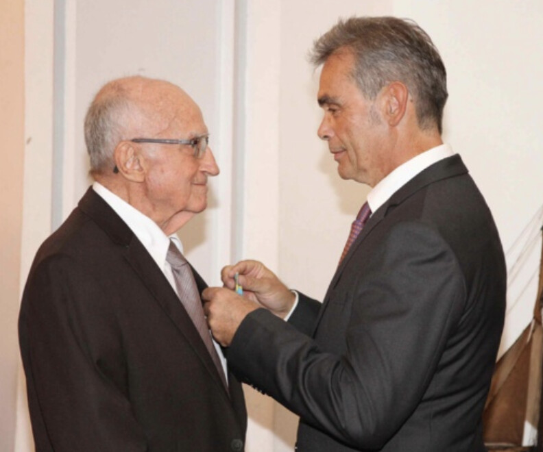 Médaille de la Jeunesse et des Sports et de l'Engagement Associatif remise par le sous-préfet Gilles Traimond,