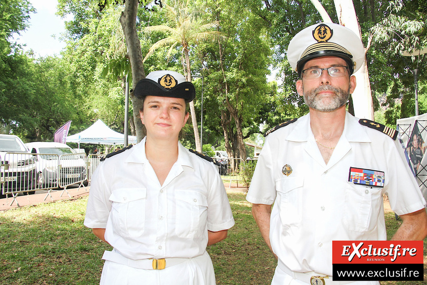 Enseigne de vaiseau Tibilip Gullemaut, chargée du lien avec la jeunesse, et le capitaine de vaisseau Jean-Philippe Rigault, commandant de la Base navale Port- des-Galetset le