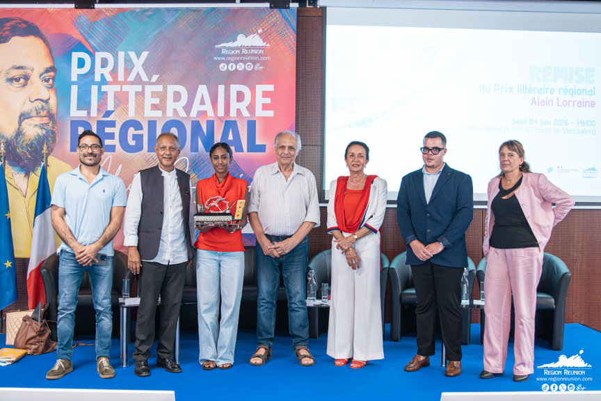 La photo de famile avec le 1er Prix: «Maloya fénwar» - Maelle Tionohoué / Lycée Antoine Roussin