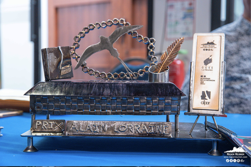 Le beau trophée remis à la lauréate