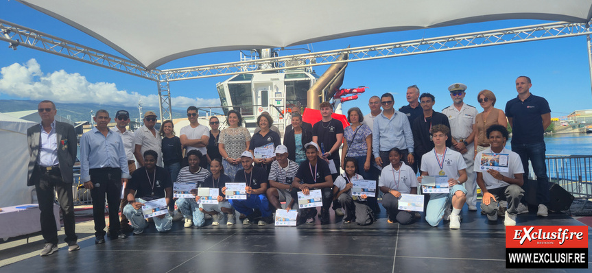 La photo de famille avec organisateurs, partenaires, et lauréat.e.s La photo de famille avec organisateurs, partenaires, et lauréat.e.s