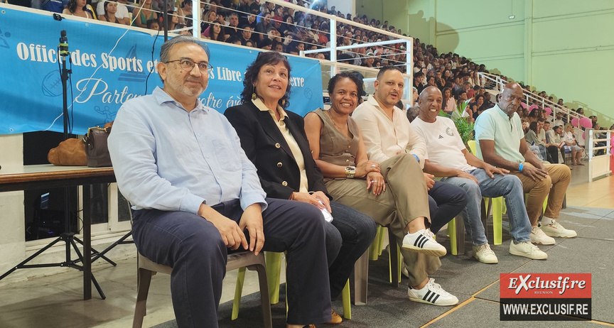 Les officiels ont assisté au match de haut niveau