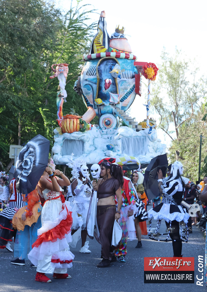 Le Roi Dodo parade sur le front de mer Le Roi Dodo parade sur le front de mer