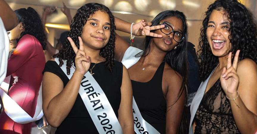 Des lauréates heureuses et on le serait à moins: félicitations! Par contre le ou la jeune à côté... Des lauréates heureuses et on le serait à moins: félicitations! Par contre le ou la jeune à côté...