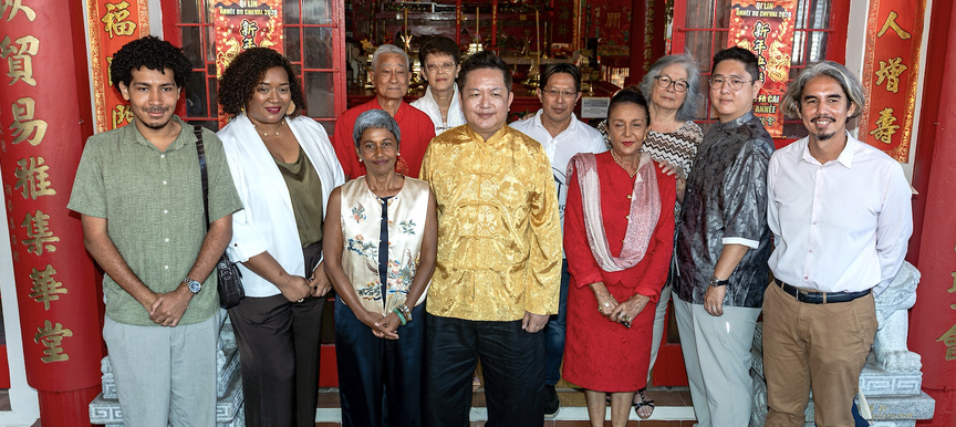 Walter Fock Sun, président de Guan Di 2026, entouré par Ericka Bareigts, maire de Saint-Denis, Huguette Bello, présidente de la Région, et des personnalités présentes
