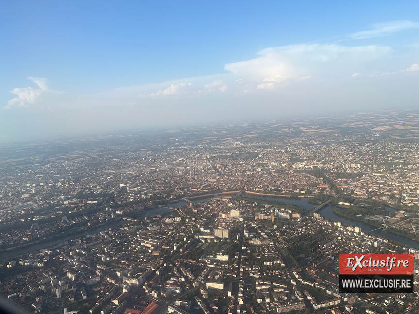 Découverte de Toulouse, traversée par la Garonne, vue d'avion Découverte de Toulouse, traversée par la Garonne, vue d'avion