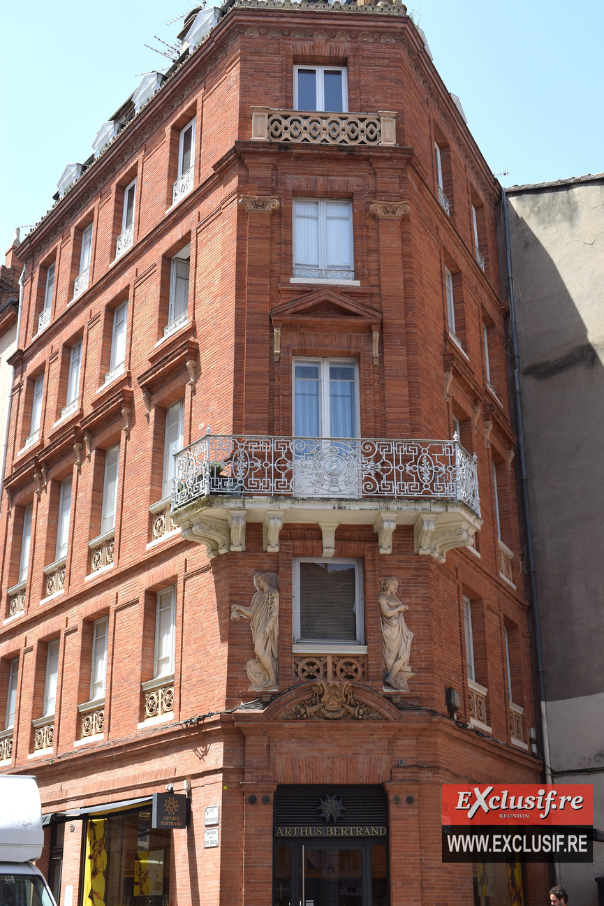 Pourquoi Ville rose? En raison de l'utilisation historique de la brique de terre cuite en brique foraine et des reflets de la lumière du soleil sur ses façades