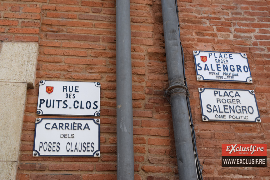 Il y a toujours deux plaques pour situer les rues et les lieux
