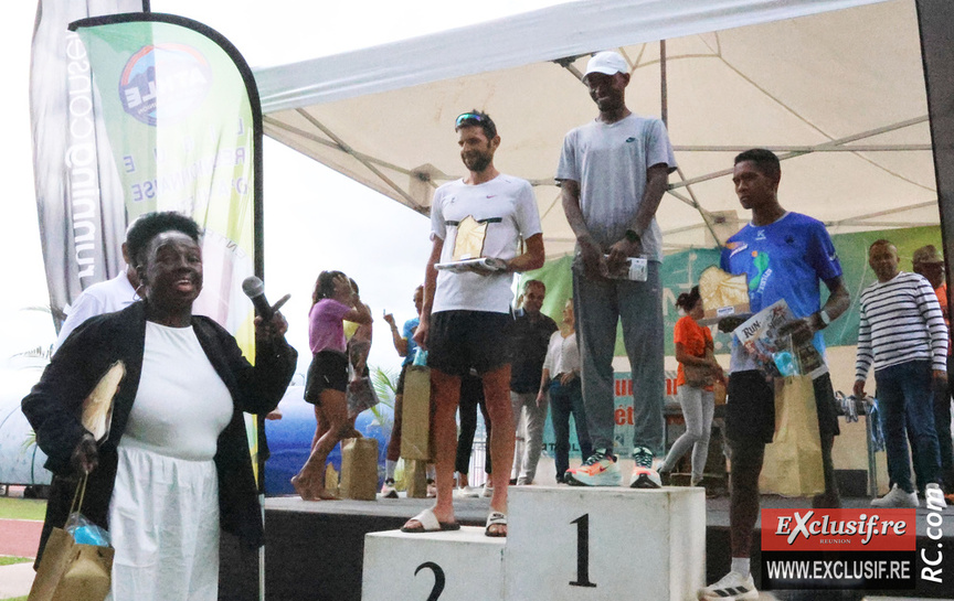 Dans la langue de Shakespeare, Patricia Profil s'est adressé au Sud-Africain Tumisang pour le féliciter et le remercier d'être venu participer au Marathon de la Corniche