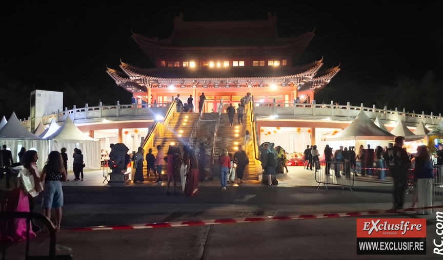 Le plus grand temple dédié à Guandi illuminé le soir de l'anniversaire du guerrier déifié Le plus grand temple dédié à Guandi illuminé le soir de l'anniversaire du guerrier déifié