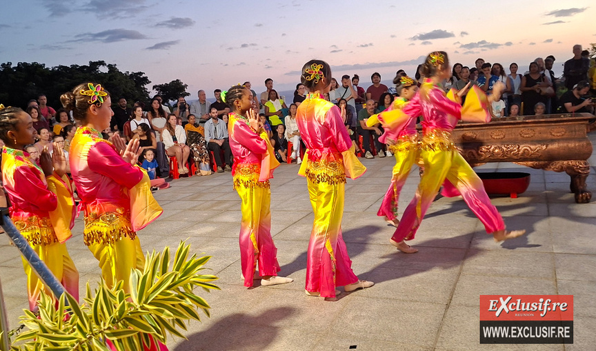 Danses traditionnelles par des élèves du Panther-Club Danses traditionnelles par des élèves du Panther-Club