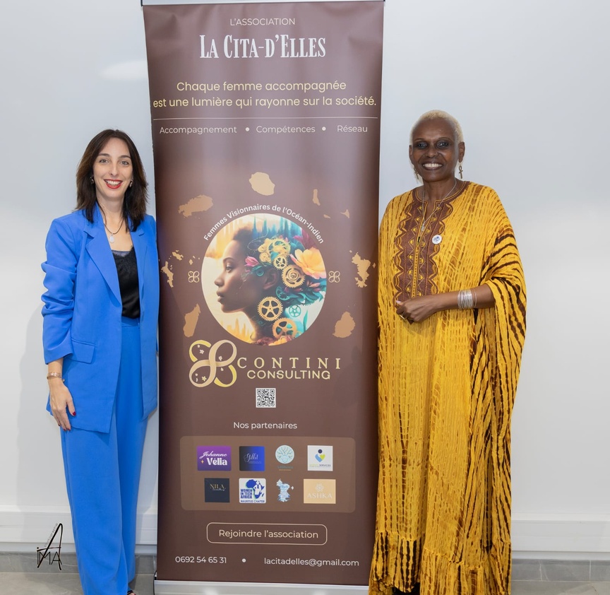 A gauche, Cynthia Contini, fondatrice de  "Femmes Visionnaires de l’Océan Indien", ici lors de l'édition qui a eu lieu à La Réunion