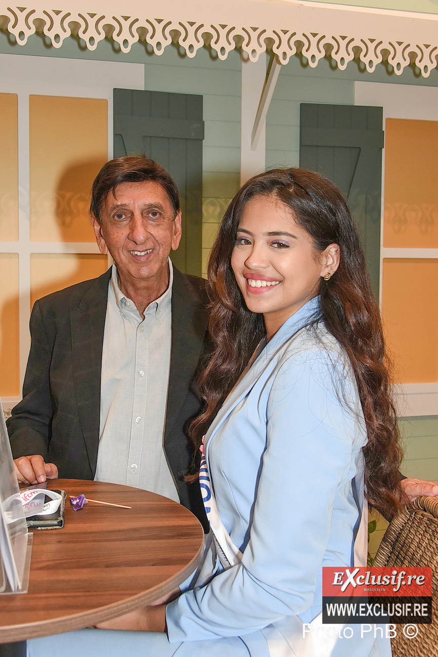 Aziz Patel a fait découvrir le salon Top Résa à Miss Réunion, invitée par le CRT (Comité Réunionnais du Tourisme) Aziz Patel a fait découvrir le salon Top Résa à Miss Réunion, invitée par le CRT (Comité Réunionnais du Tourisme)