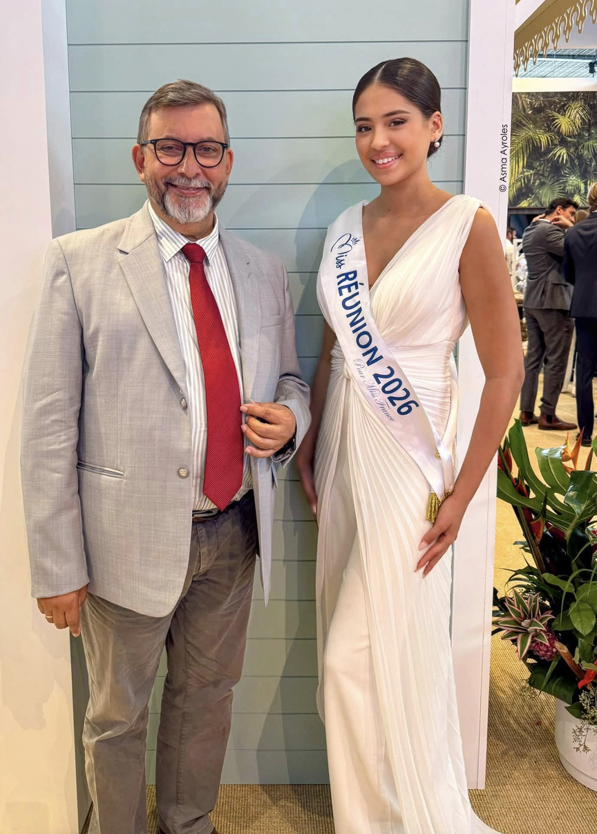 Patrick Lebreton, président du Comité Réunionnais du Tourisme, et Laetitia Roguet, sur le stand de La Réunion