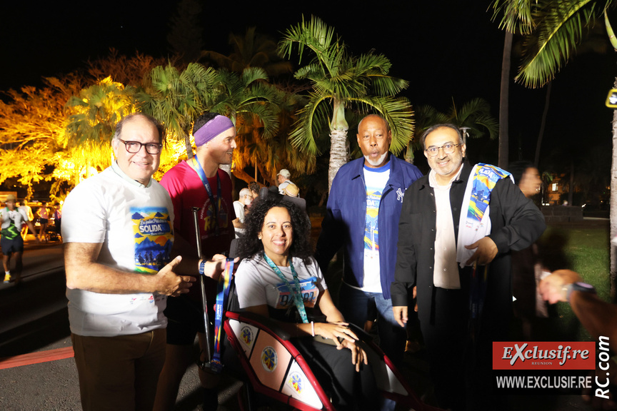 David Lorion, maire de Saint-Pierre et ses adjoints Jackson Richardson et Nazir Valy accueillent les finishers