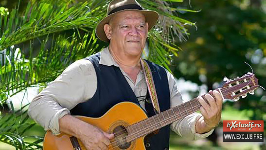 Guitariste-chanteur, il s'accompagnait de sa guitare